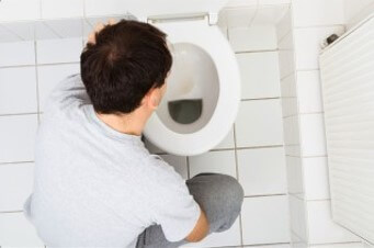 화장실-변기-앞에서-한-남성이-쪼그리고-앉아-토하려고-하는중