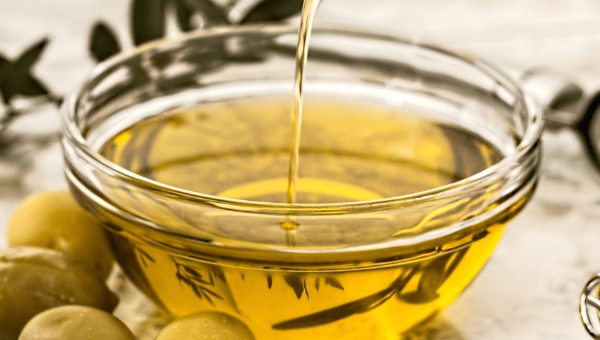 그릇에 담겨 있는 올리브 오일