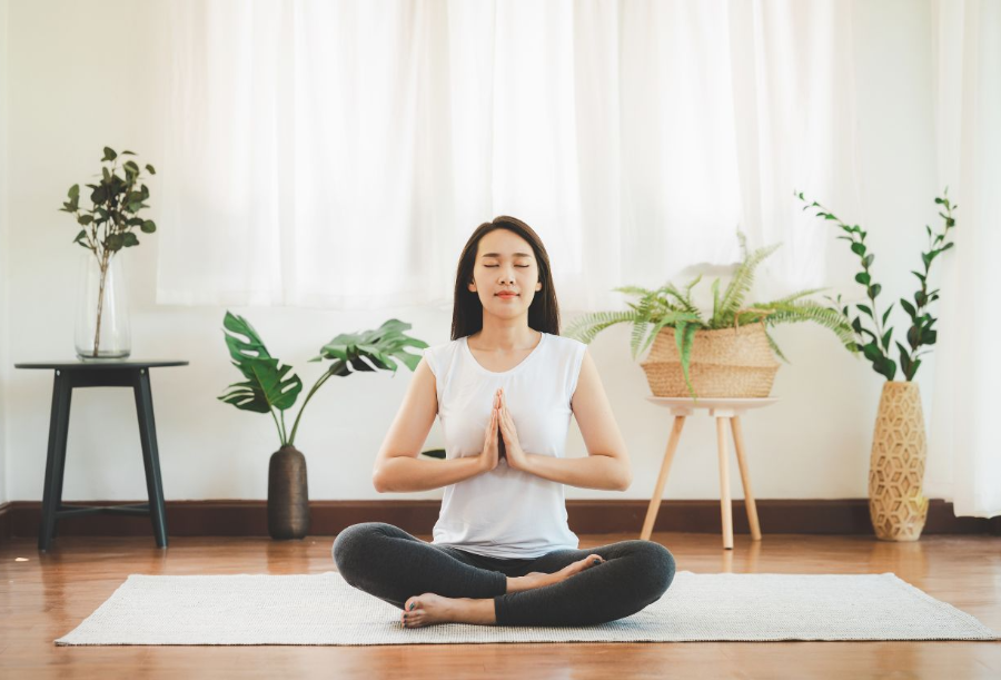 중년 여성이 요가&middot;명상하는 모습