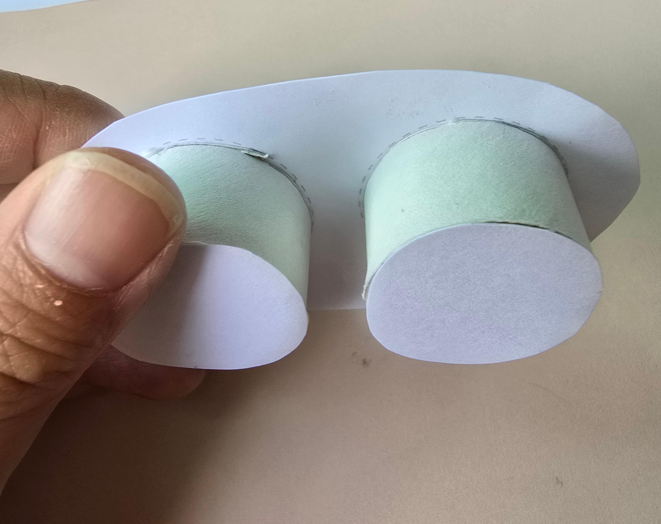 휴지심으로 받침 붙인 모습