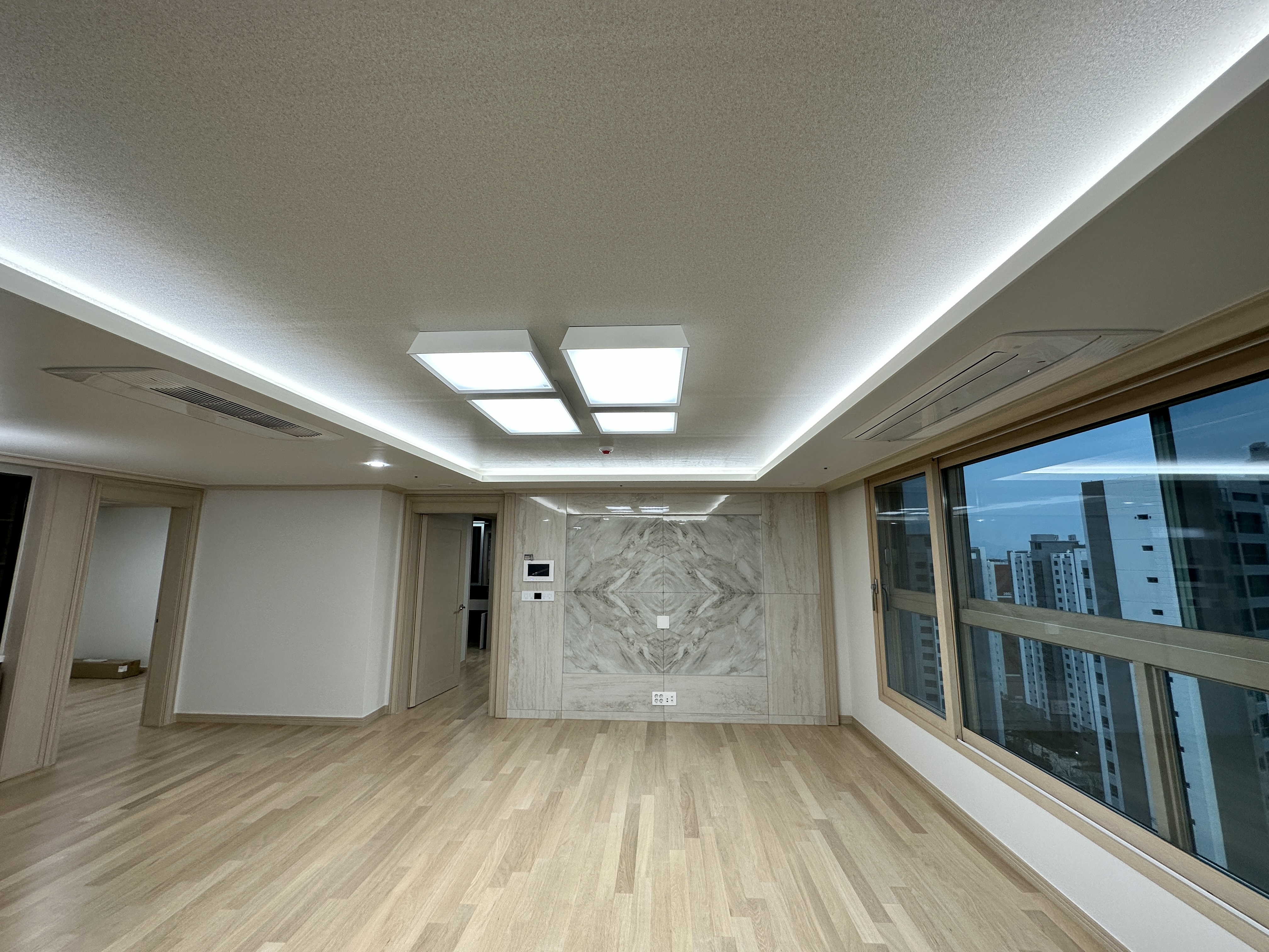 신축아파트 조명공사 전 거실 아트월