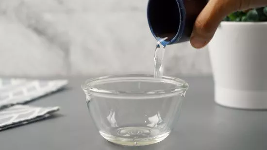 타일 바닥의 곰팡이를 제거한다