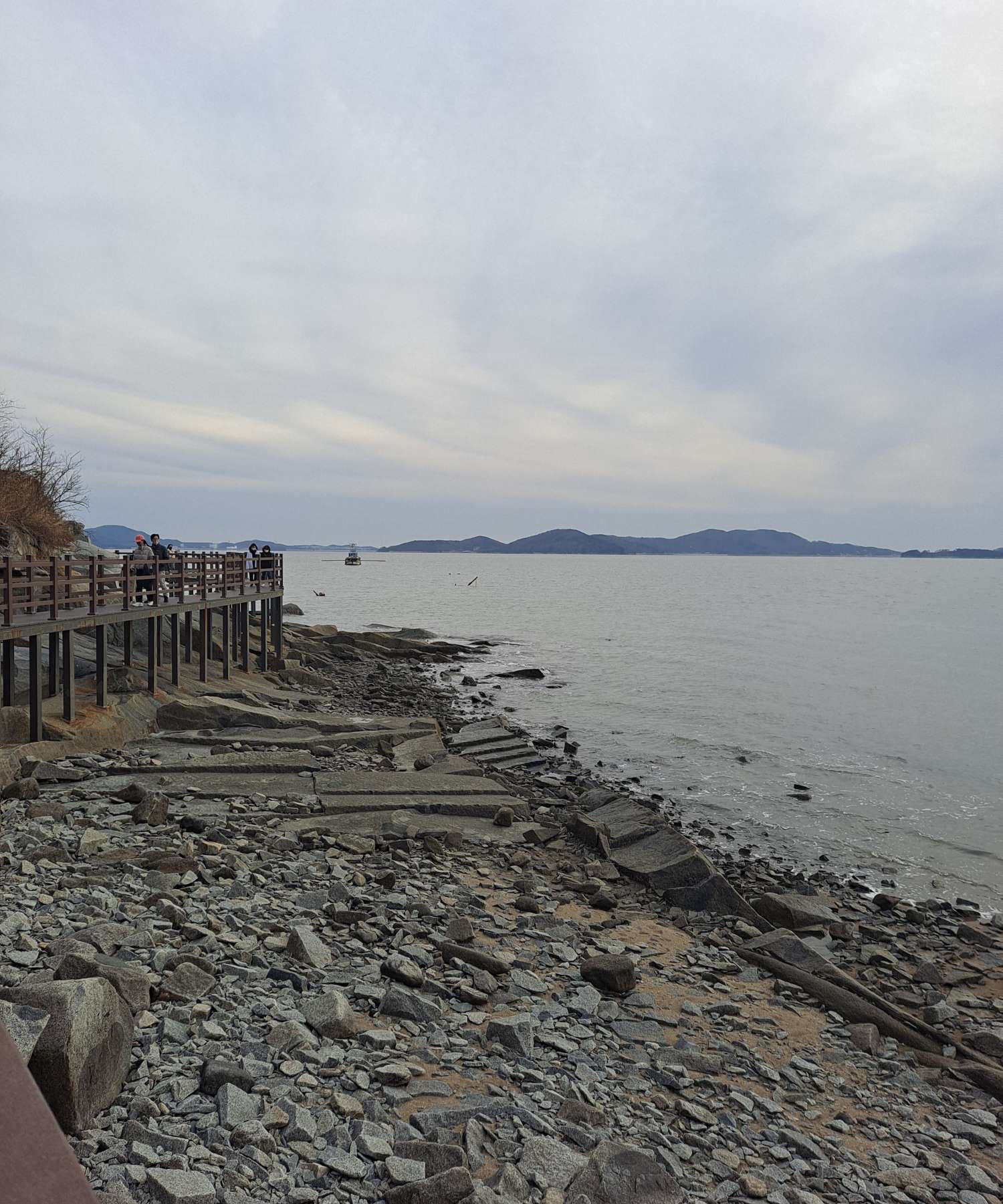 해안데크길 걷는 사람들