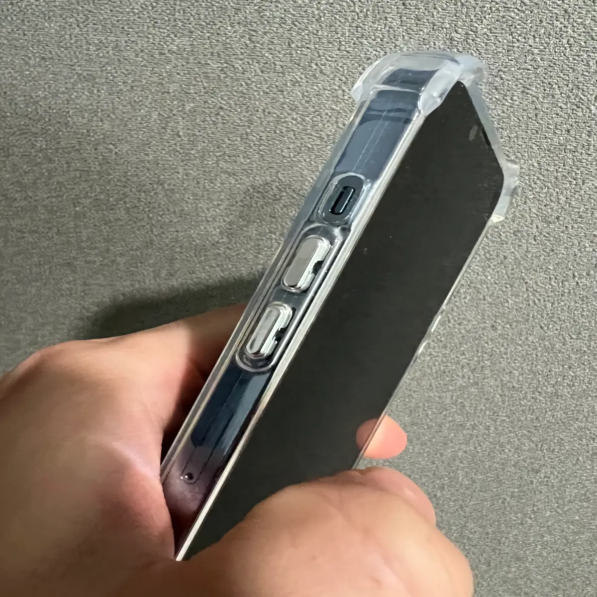 아이폰-투명케이스-옆-은색-버튼