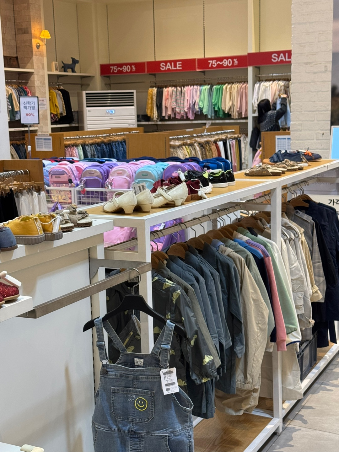 매장에 진열된 옷들