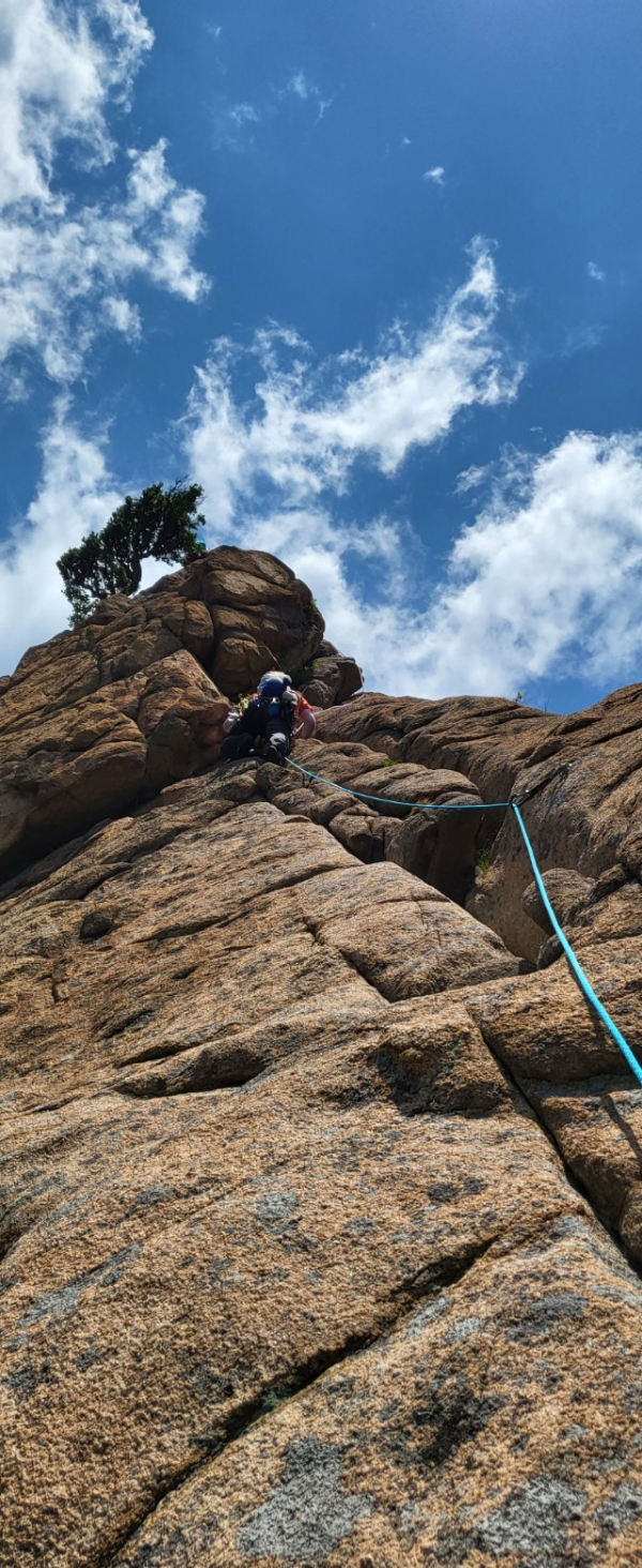 청원길 5피치 등반중