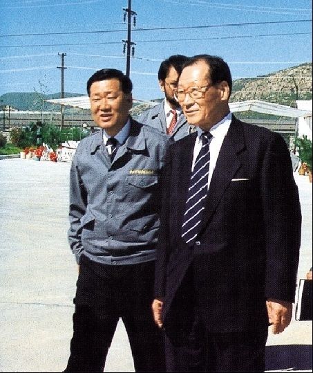 1991년 아산 정주영 선대회장(사진 오른쪽)과 정몽구 명예회장.