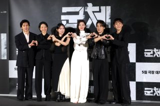 군체 영화 개봉일 줄거리 연상호 감독 출연진 전지현 구교환