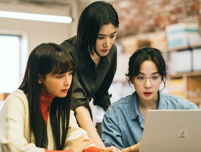 ENA 드라마 아너 그녀들의 법정 주요 인물들이 사건을 분석하는 장면