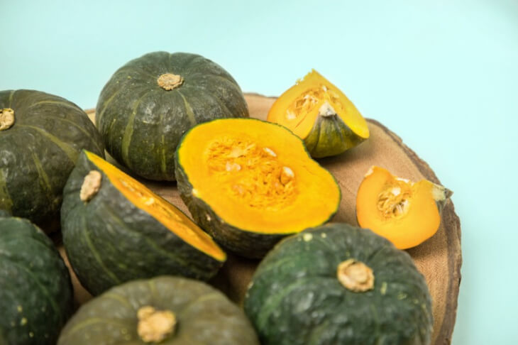 여러개의-미니-단호박과-잘라놓은-단호박