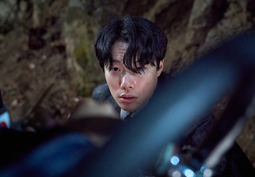 영화 계시록, 권양래의 전자발찌가 없는 걸 확인한 민찬