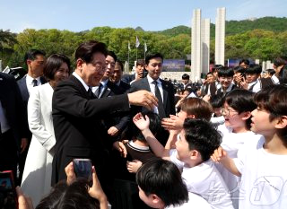 이 대통령 4&middot;19 정신 민주묘지 참석(영상)
