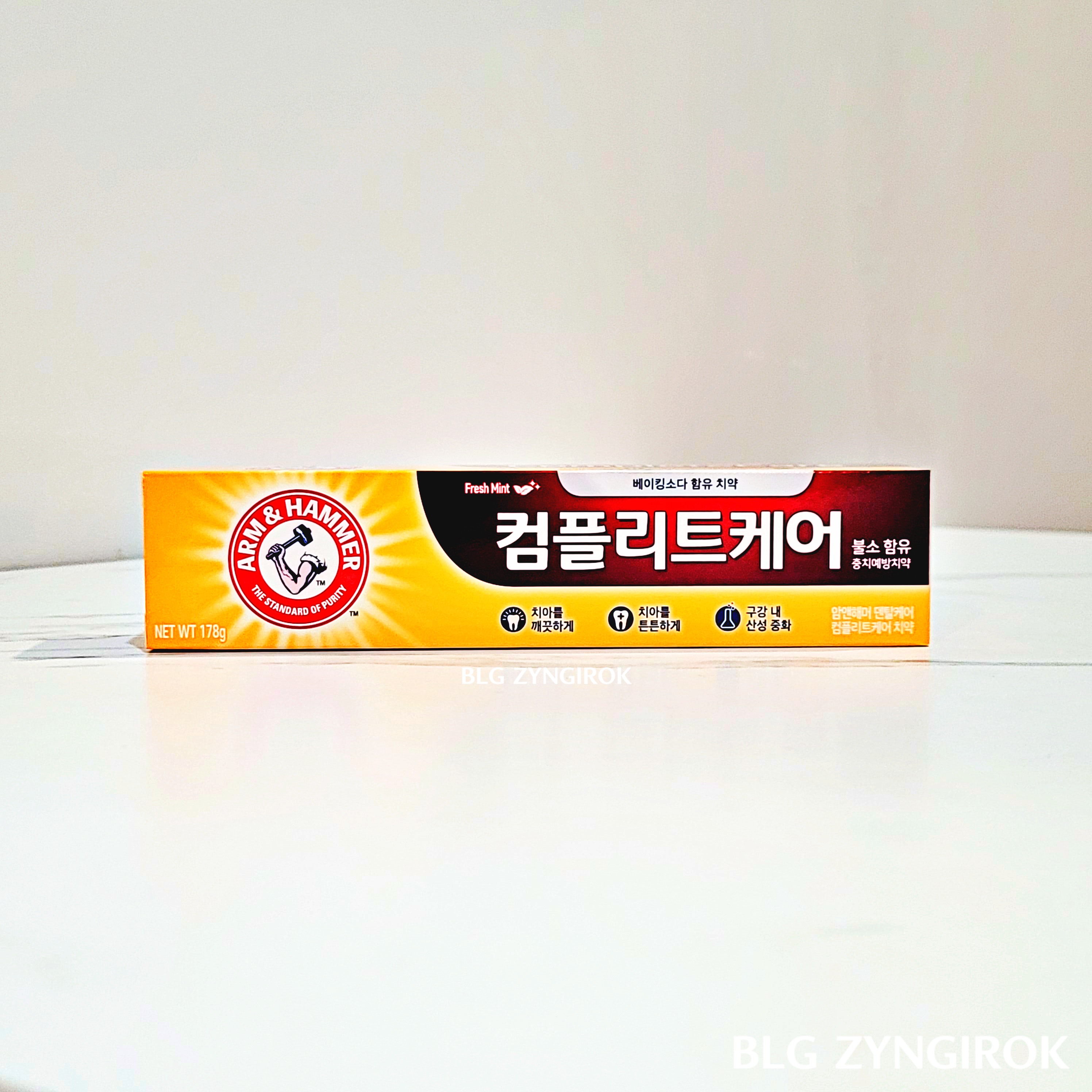 치약 - 암앤해머 컴플리트케어가 테이블 위에 놓여있는 모습이다.