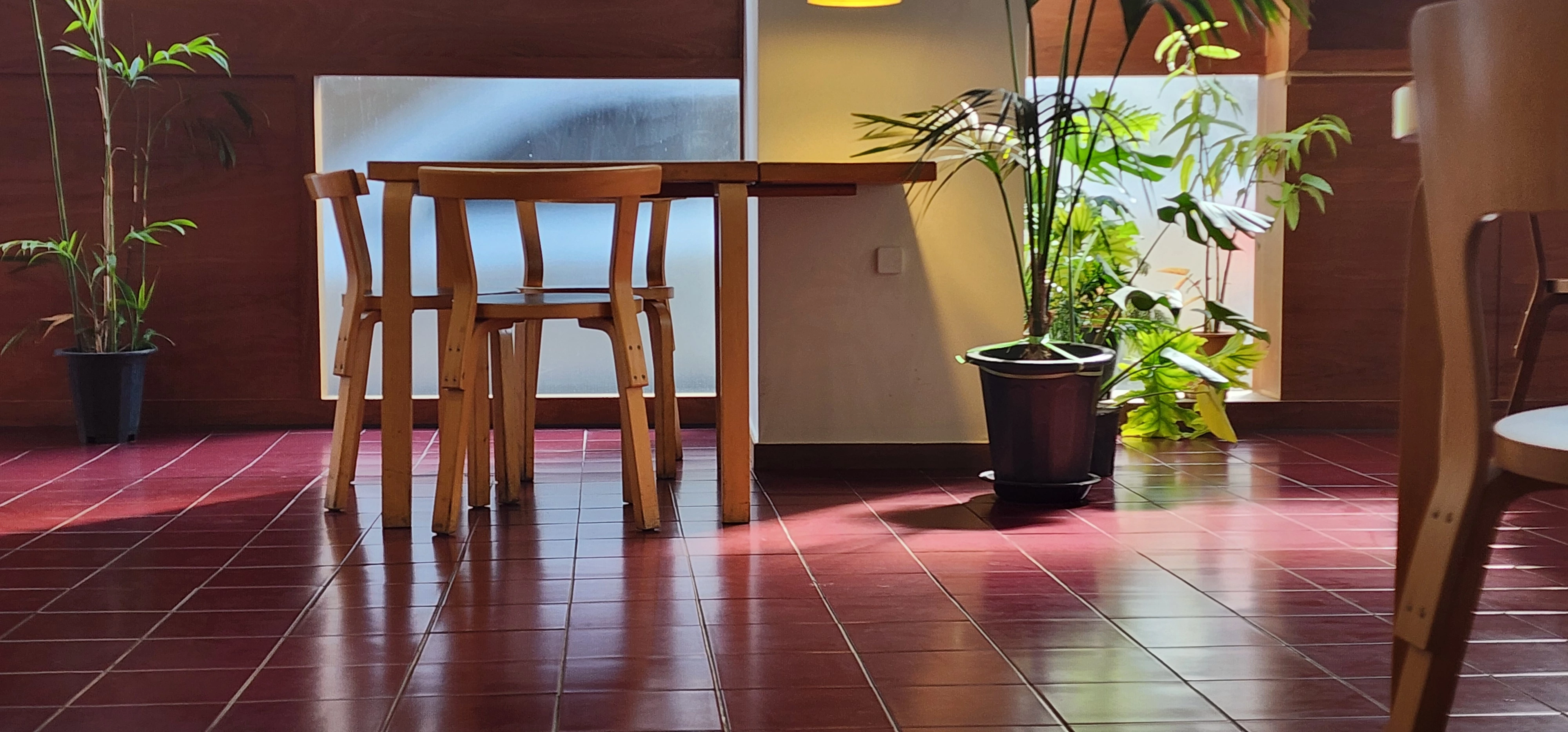 붉은 타일 바닥 강조