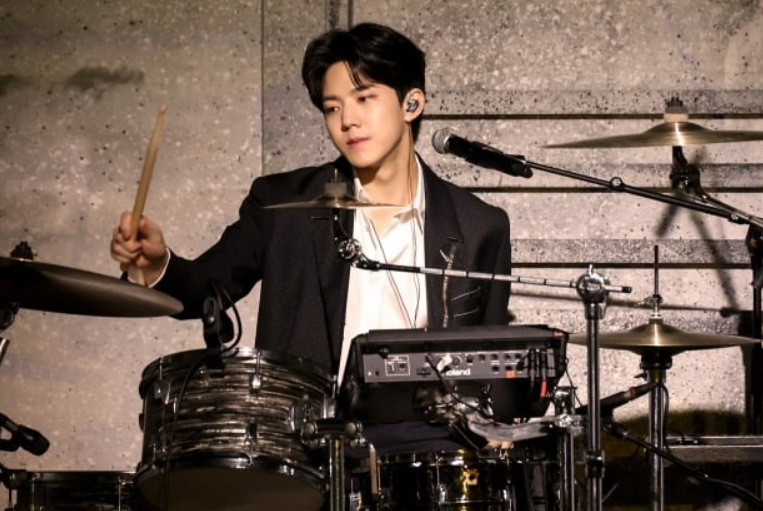 무대 위에서 드럼을 연주하는 데이식스 도운