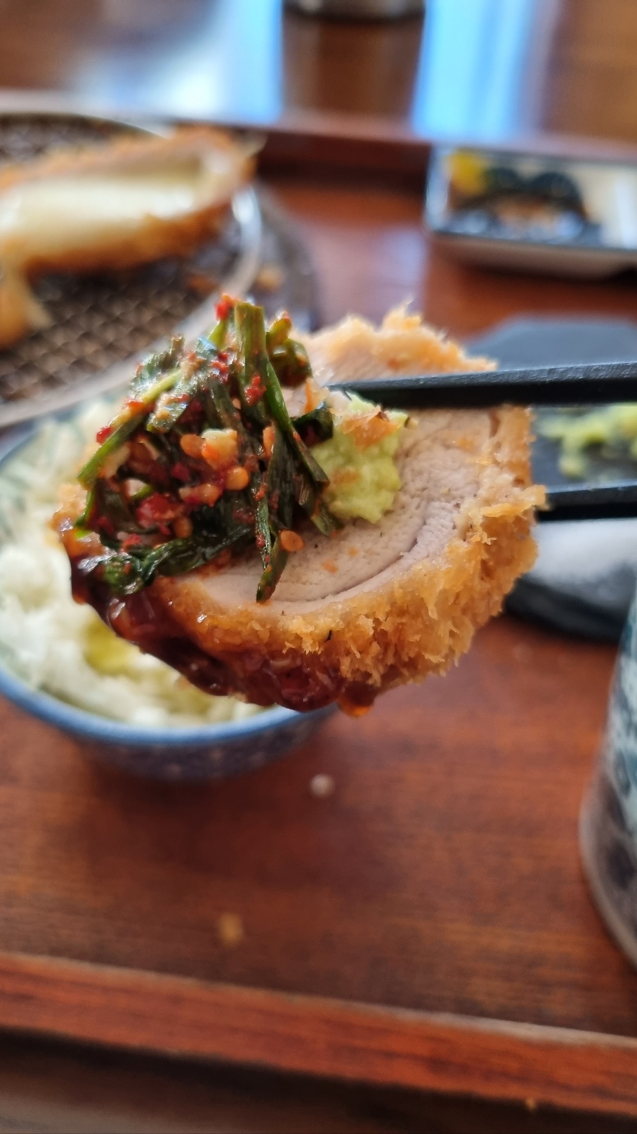 치즈카츠-먹는모습