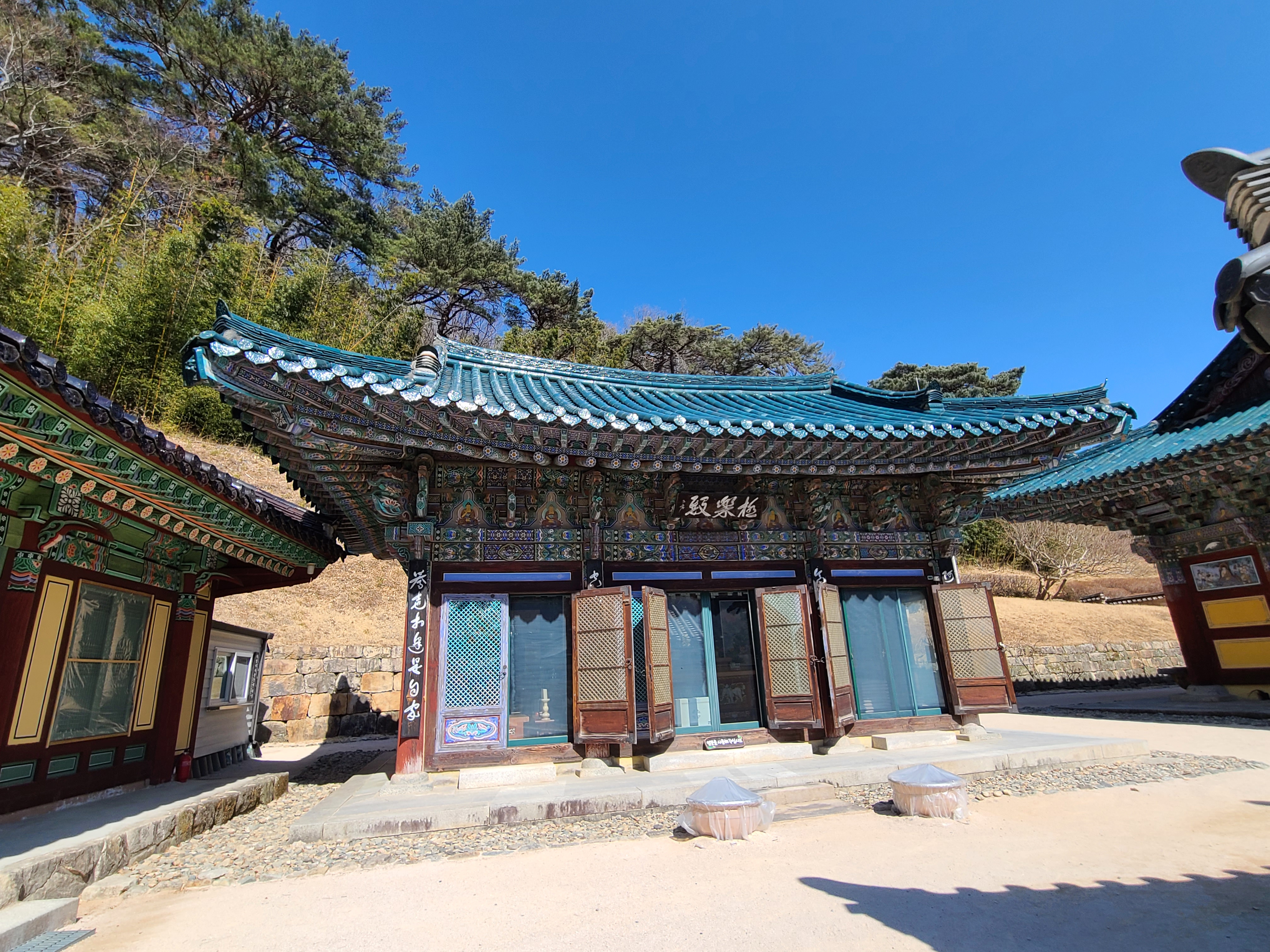 석남사 극락전