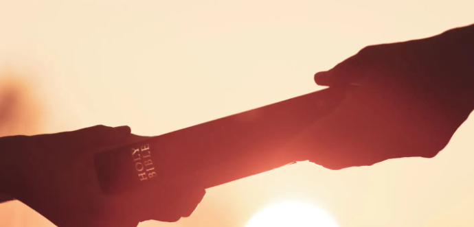 성경책을 건네주는 사진(선교)