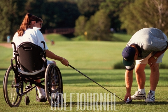 장애인 골프 경기 도우미