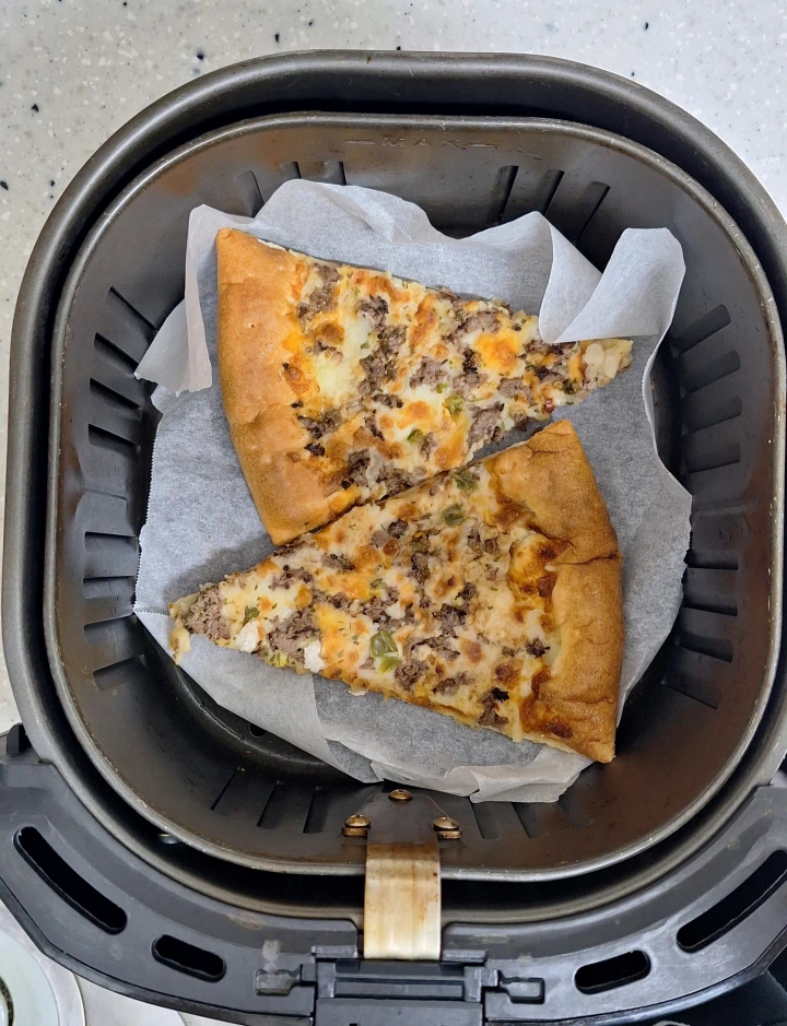 식은-피자-에어프라이어로-데우기