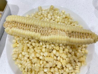 찰진-옥수수-한줄만-빼먹은-모습