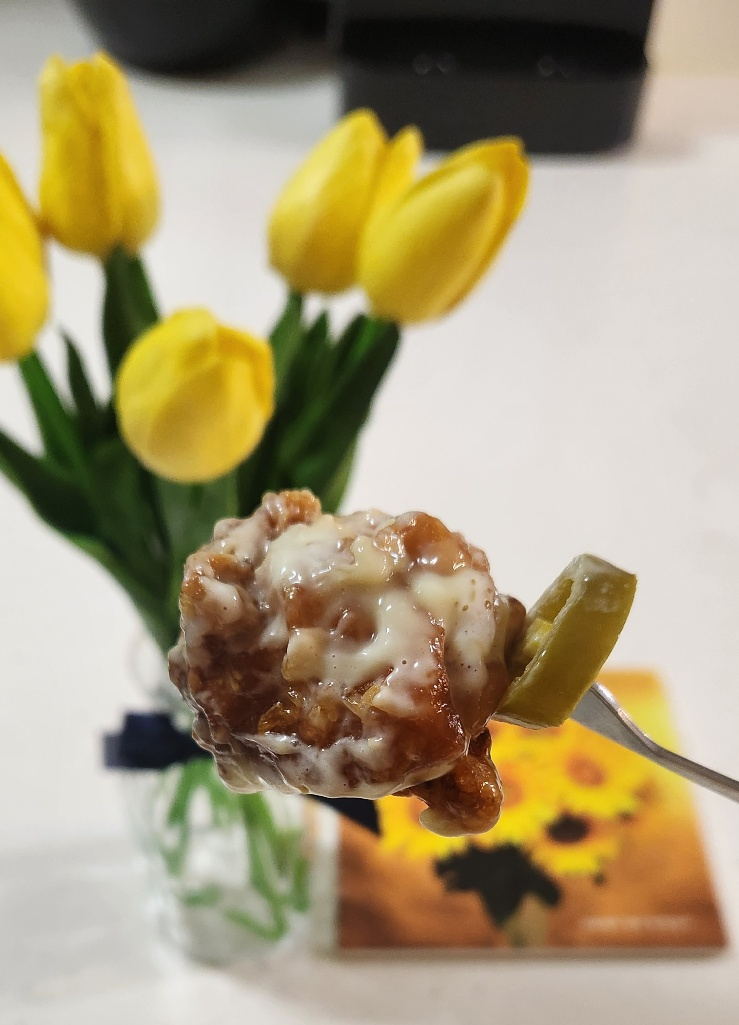 푸라닭고추마요 치킨순살 찍어먹는 모습