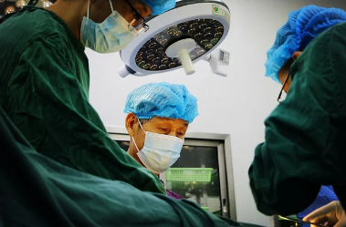 가슴성형수술 방법: 실리콘 보형물 vs 자가 지방 이식