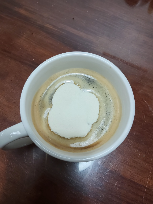 커피에 콜라겐 10g을 탄 모습