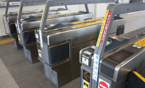 역 개찰구 기계들이 나란히 서 있는 사진