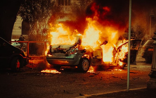 차에 불이나는 사진