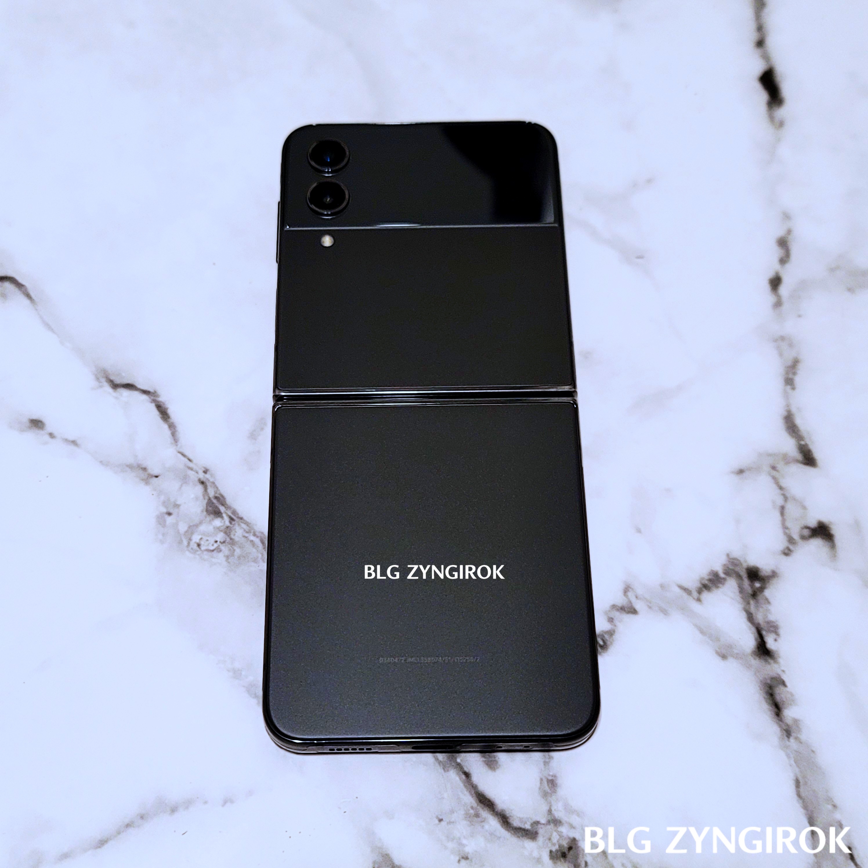 비닐-포장을-뜯은-갤럭시Z-플립4-뒷면-모습이다.