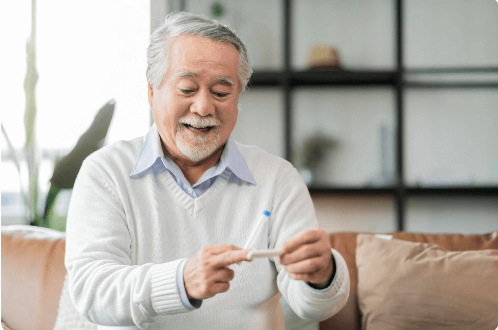 혈당 측정하고 있는 할아버지