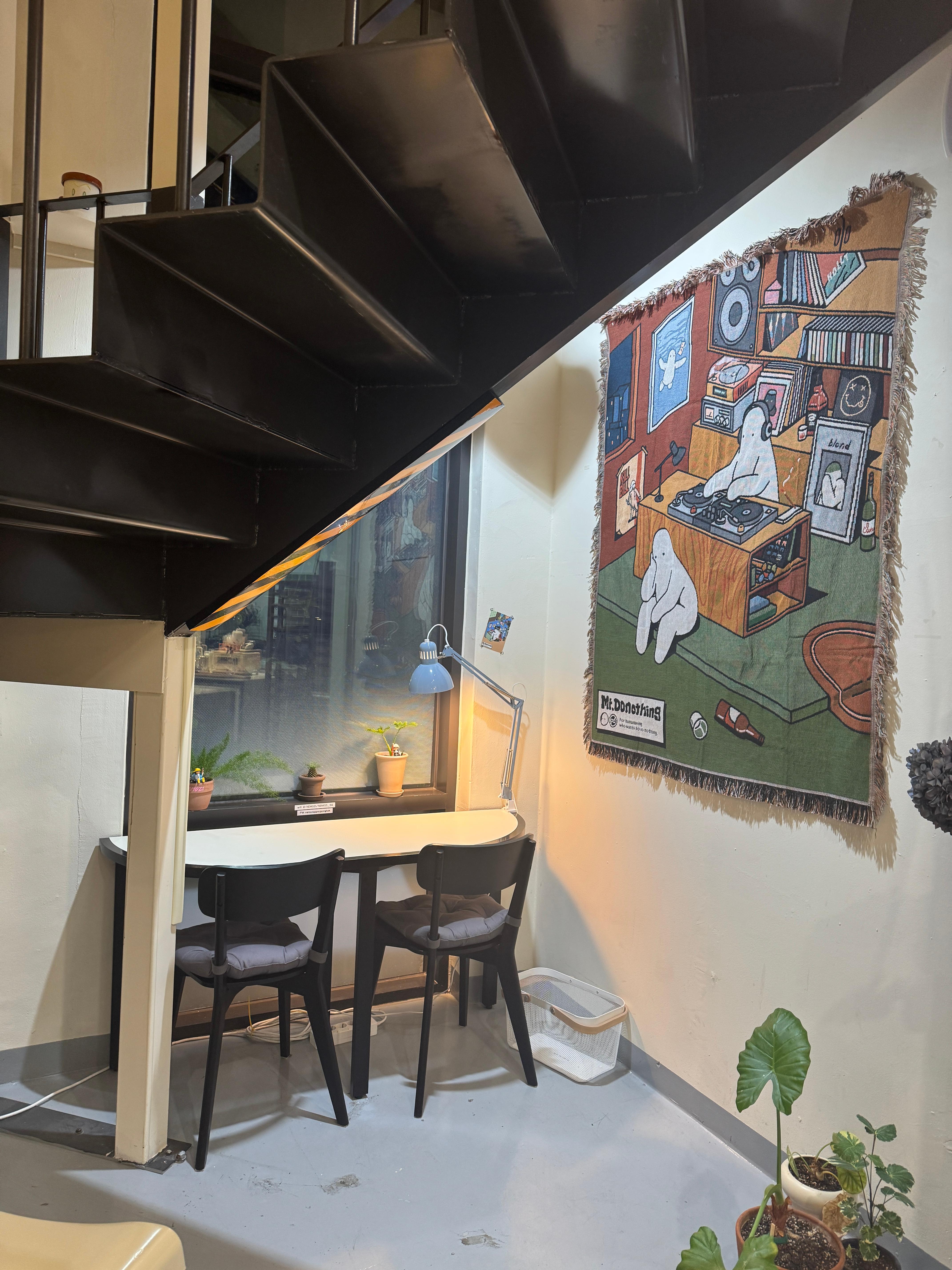 강남대 카페 네모지 1층 좌석 공간 – 계단 밑 아늑한 다락방 분위기의 자리