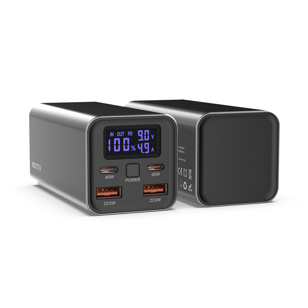 이지넷유비쿼터스 NEXTU PD 65W 보조배터리, 20,000mAh 대용량, 4개의 포트를 통해 스마트폰과 노트북을 동시에 충전하는 모습.
