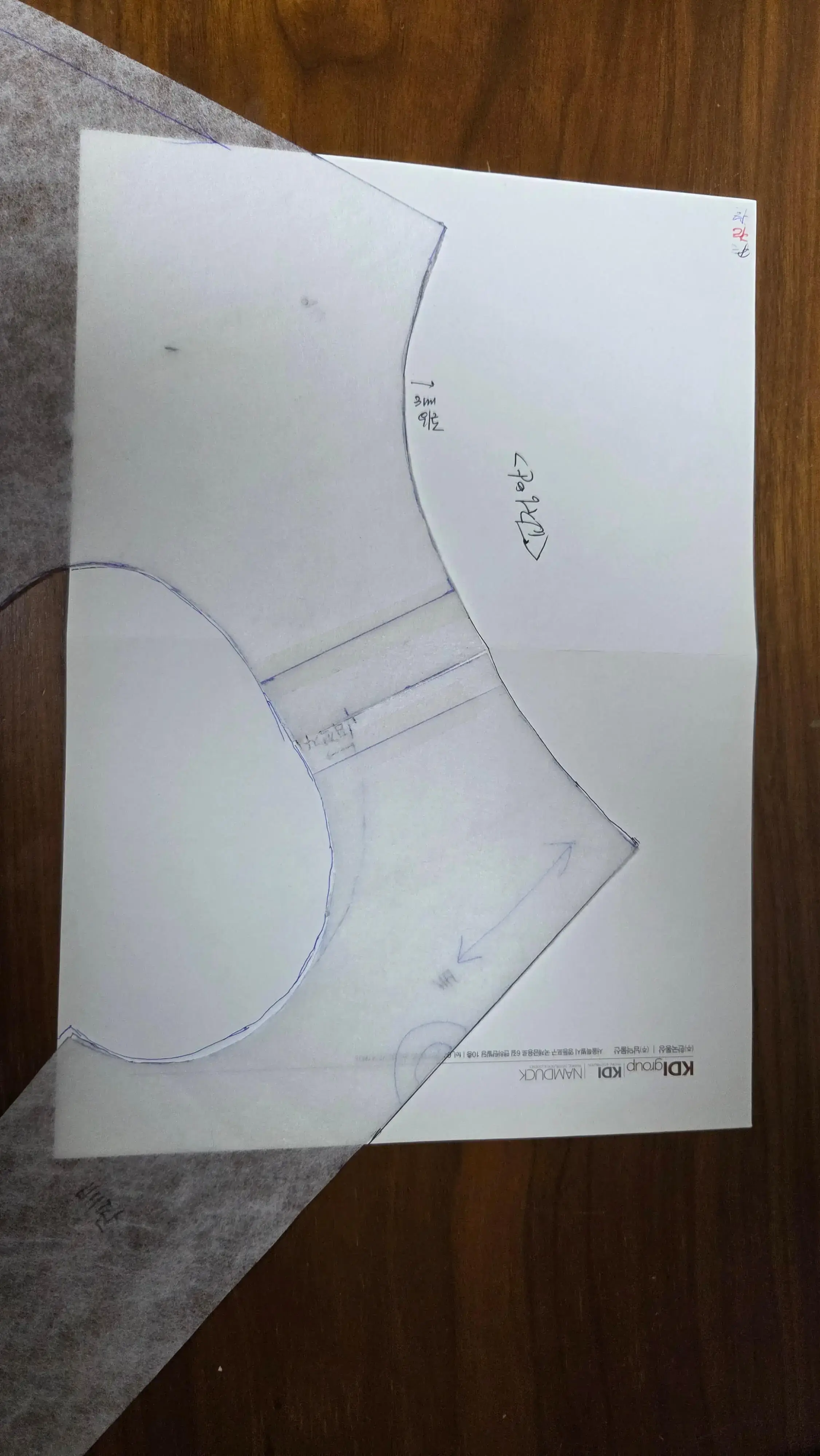 원본 패턴을 겹쳐 놓고 목선과 암홀을 수정하는 모습