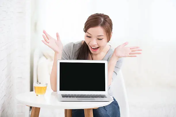 지원내용 알아보고 밝게 웃는 모습
