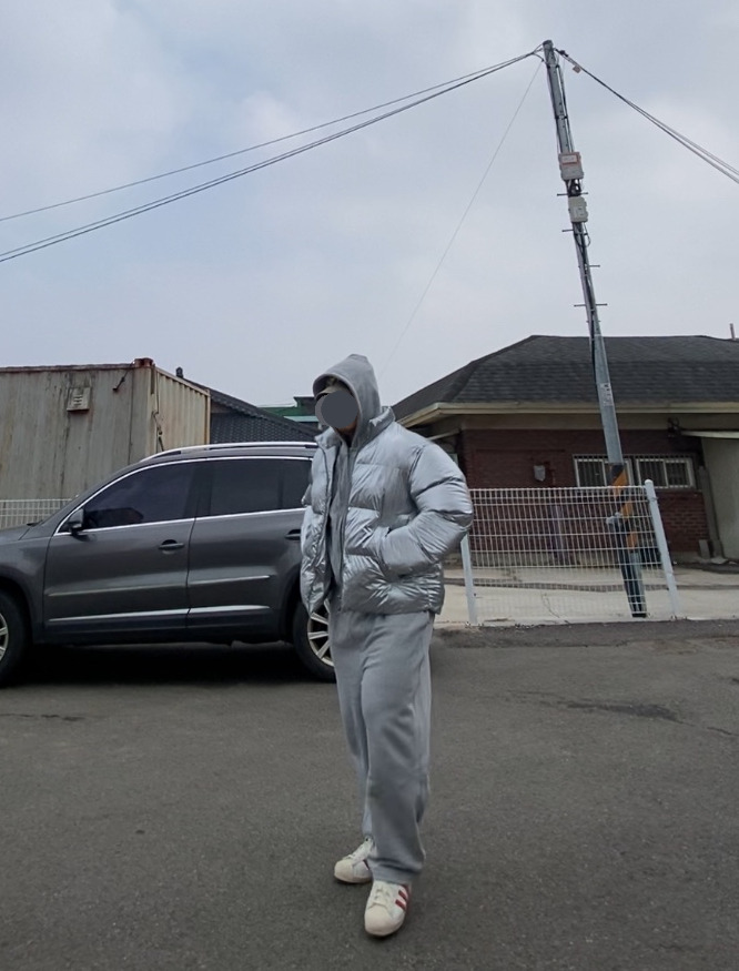 데일리룩('26.2.14.)블루썬플라워 SUN로고 카모볼캡, 무신사 무신사스탠다드 실버 숏패딩 숏점퍼, 토피 스웻 집업후드티, 토피 벌룬핏 와이드팬츠, 아디다스 슈퍼스타 82 레드