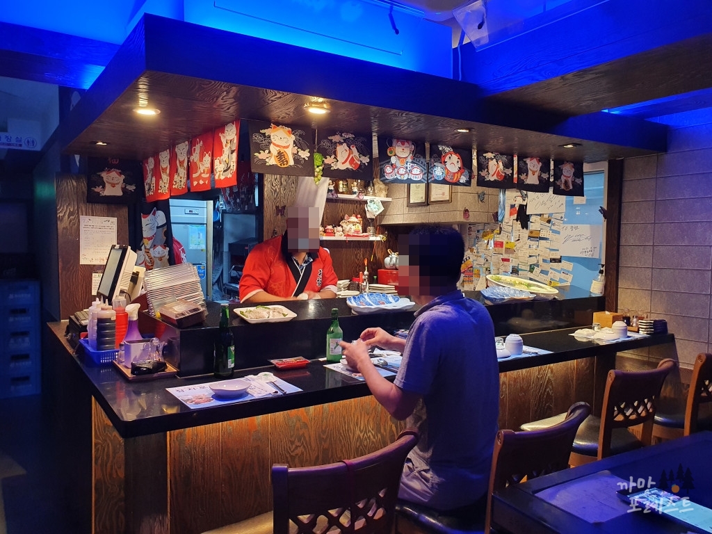 참치로 내부 다찌 테이블