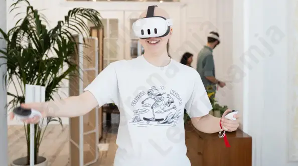 2.넓은 거실 같은 공간에서 식물 앞에 서서 메타 퀘스트 3로 VR 게임을 즐기며 미소 짓고 있는 여성_