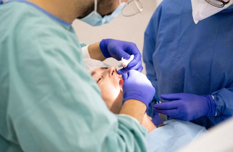 65세이상 노인 의료 혜택: 틀니 임플란트 신청방법