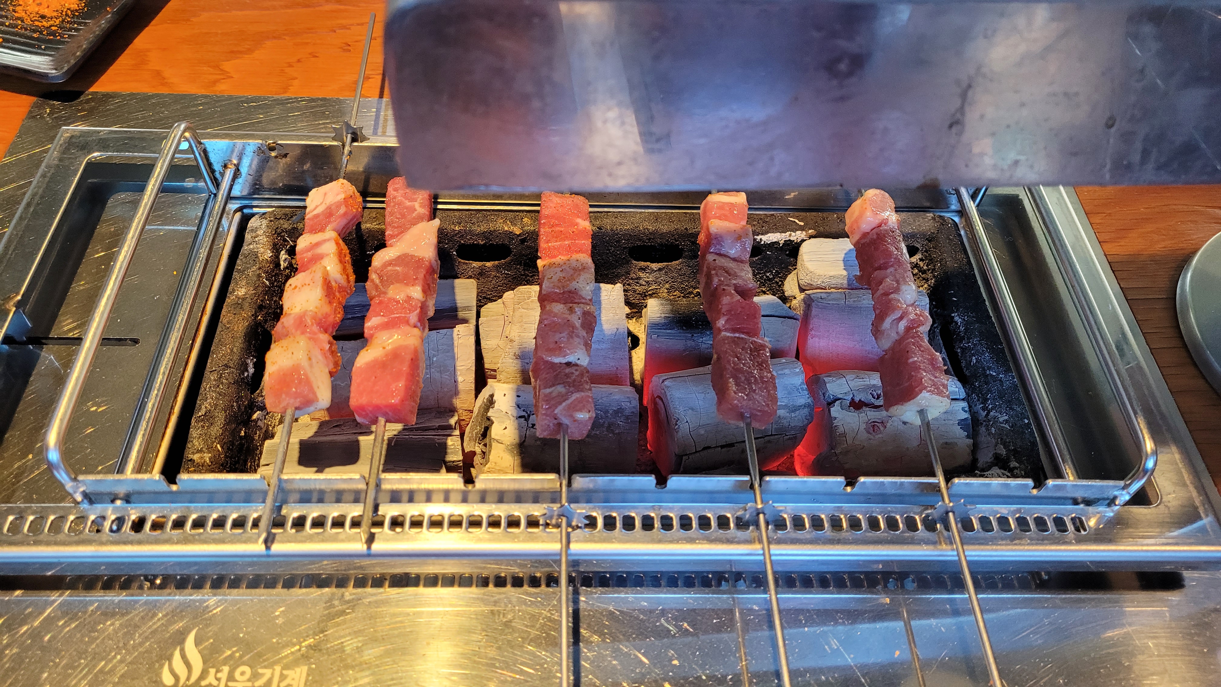 참숯에 돌면서 익어가는 양꼬치