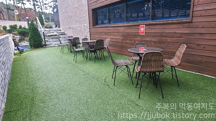 태안-베이커리-카페-밀리앤코-야외-테이블-2