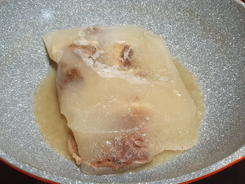 살짝 녹으면 냄비에 넣고 중불로