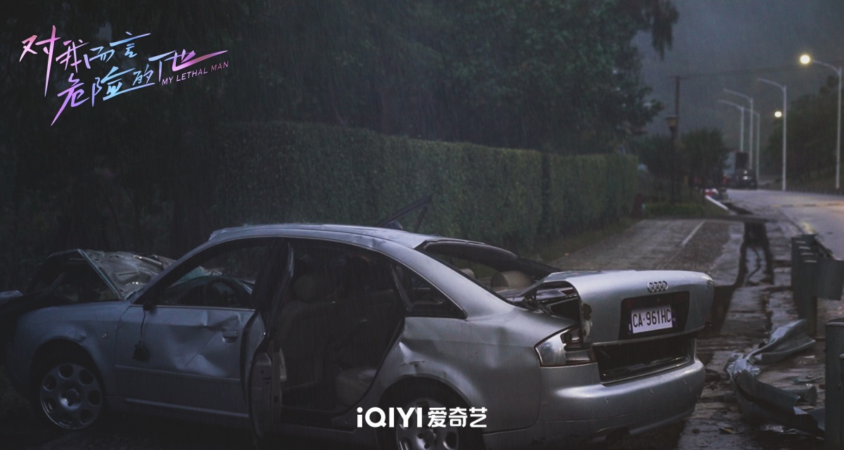 대아이언위험적타-교통사고로 부서진 자동차 장면