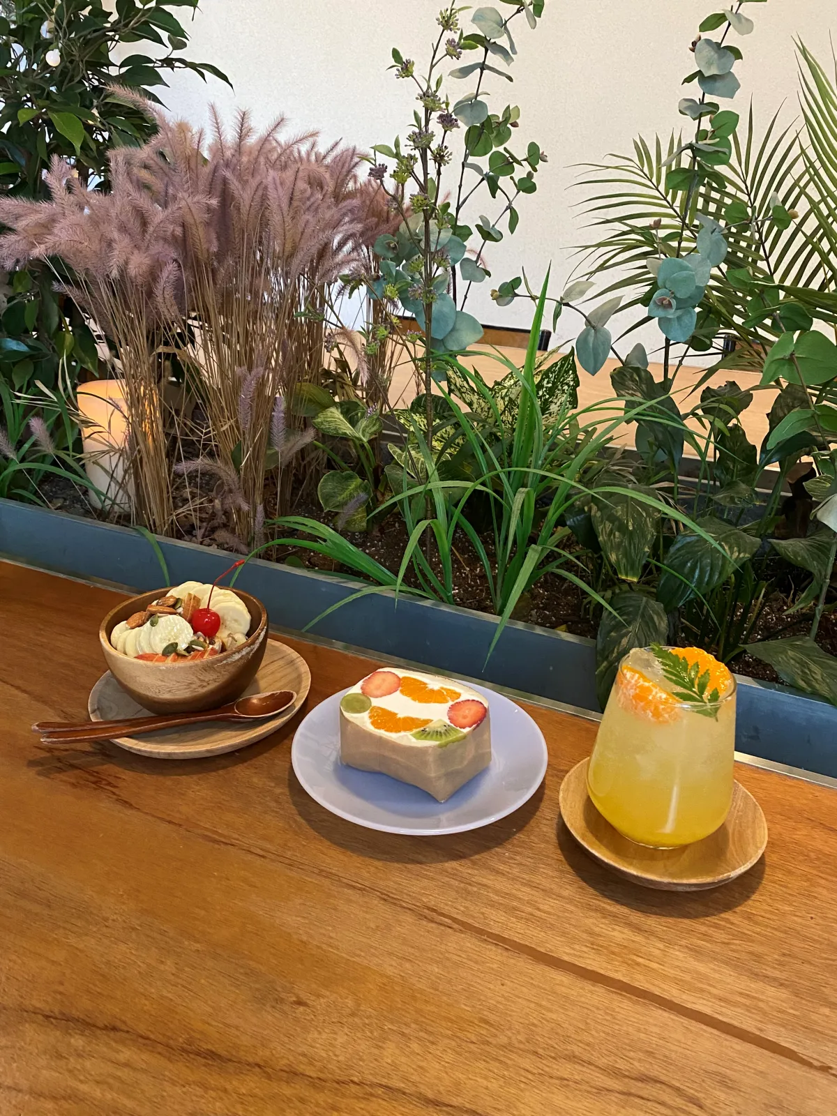 테이블-위에-놓여진-음식들