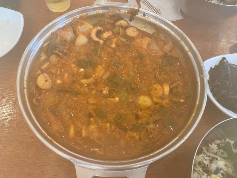 낙곱새에 김이 나며 끓는 모습