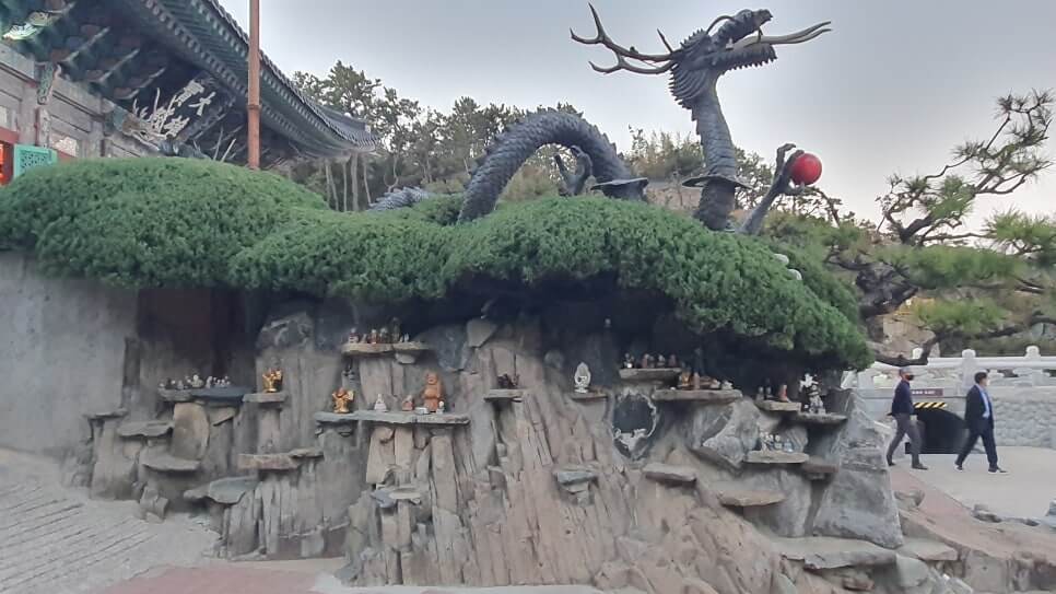 부산 해동용궁사 : 한국에서 가장 아름다운 사찰 바다와 맞닿은 천년 고찰 소원을 이루어주는 염험한 곳