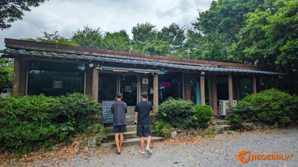 큰 길 바로 옆에 있는 단층 식당