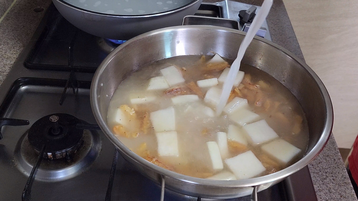 육수-넣고-끓이기