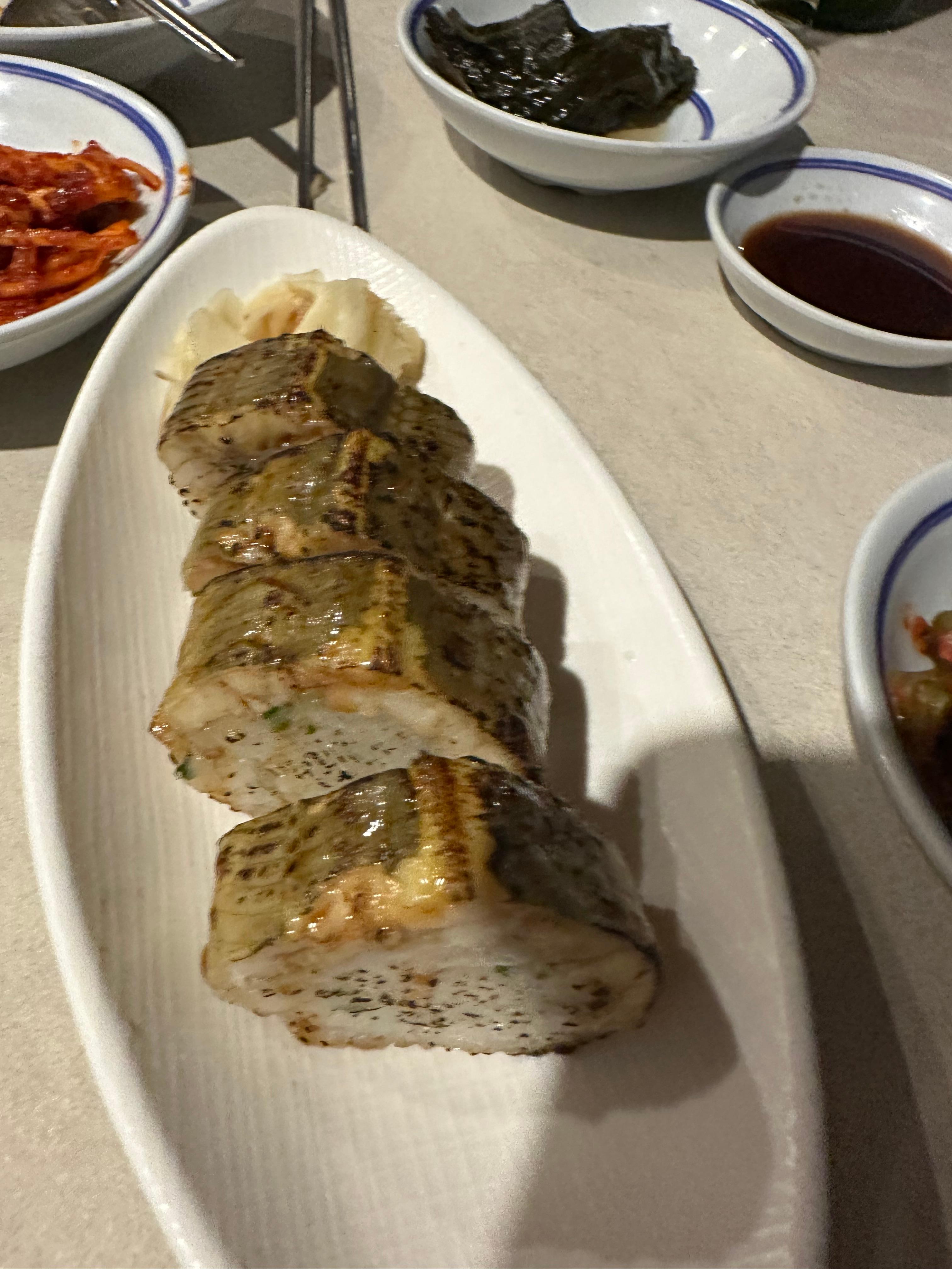 서울 용산 삼각지 장어 맛집 돌판장 추천(돌판에 굽는 자연산 바다장어, 장어 소금구이, 장어 양념구이, 장어구이 1인분 25,000원, 독특한 장어 초밥, 직원 친절, 내부 인테리어 예쁨, 가게 청결, 2층 구조, 용산 회식장소 추천)